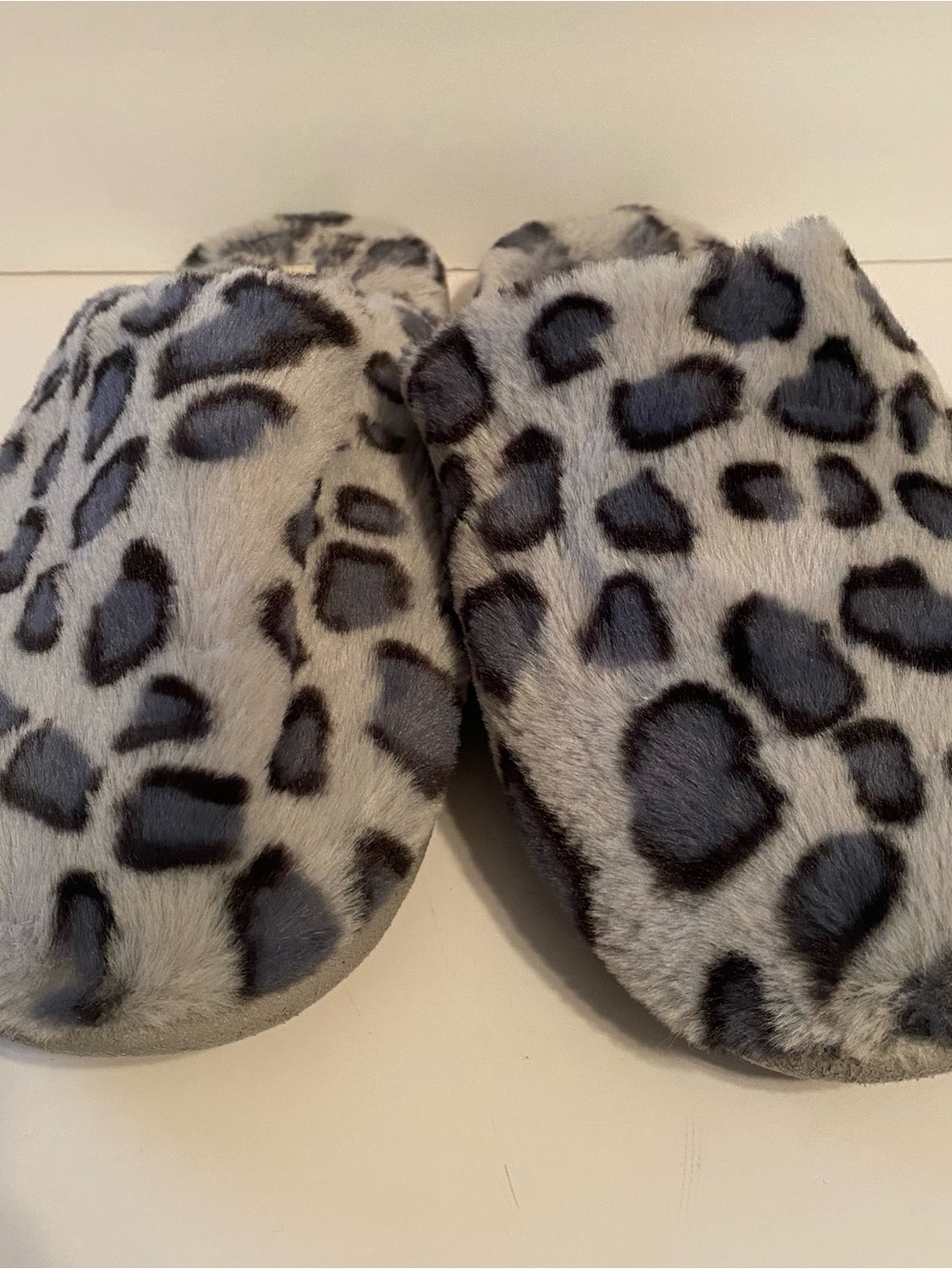 Faux Fur Leopard Print Slip-On Slippers - Gray